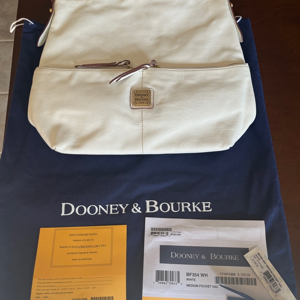 New Dooney & Bourke White Pebble Grain Medium Pocket Sac w Dust Bag Registration